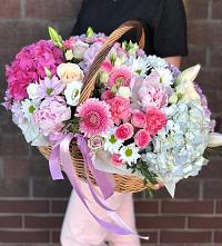 Композиция солнечный день в Борское Цветочная композиция из Розы, Хризантемы, Пионы и Лизиантусы в корзине в Борское