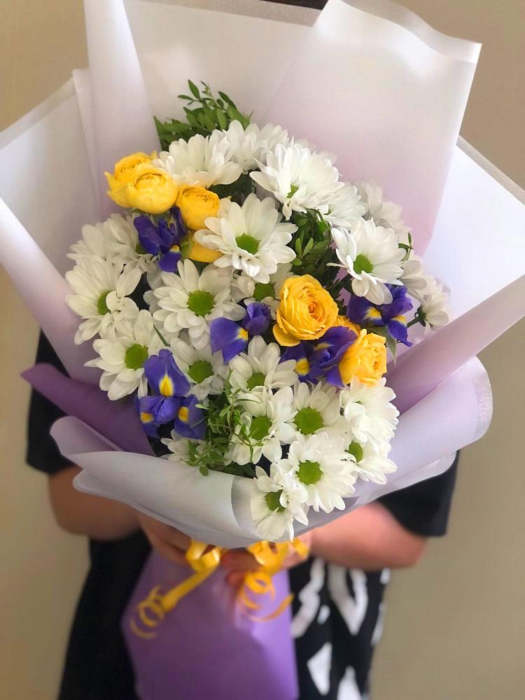 Букет цветов из: Ирисы, Хризантемы и Розы в Борское