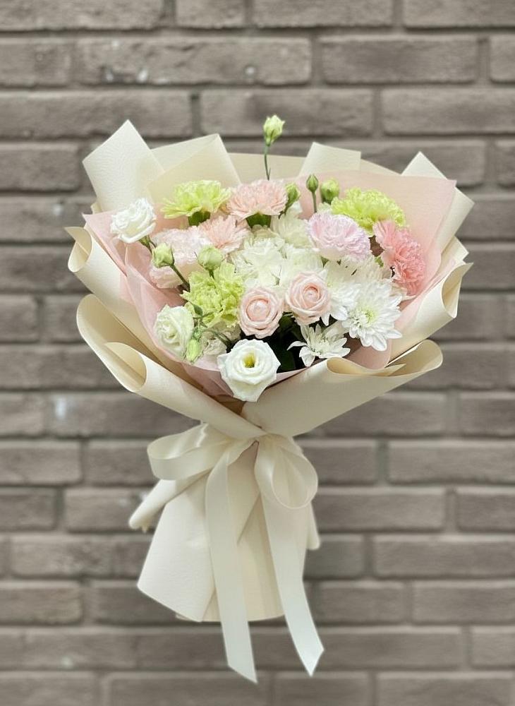 Букет цветов из: Гвоздики, Розы, Лизиантусы и Хризантемы в Борское