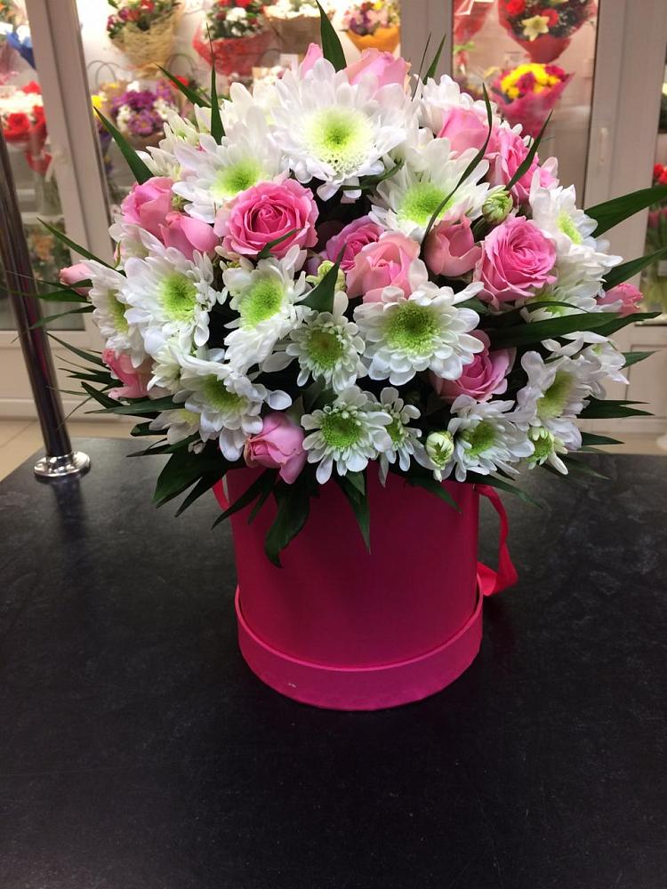 Цветочная композиция из Розы и Хризантемы в шляпной коробке в Борское